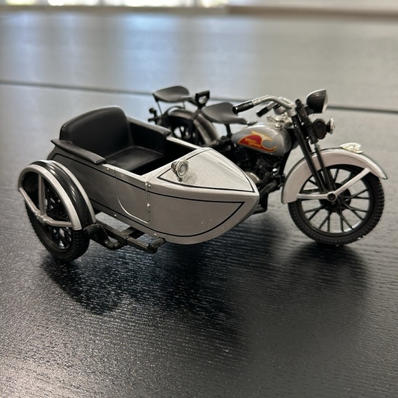 Harley-Davidson Rare Silver 1933 Motorcycle Sidecar Bank With Stand & Glass Base - Picture 3 of 13